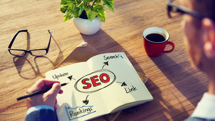 Thue nhan vien SEO hay thue dYch vY SEO